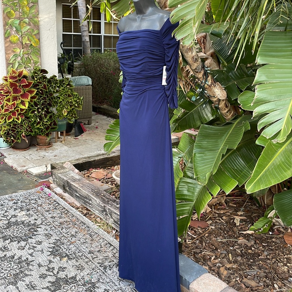 Laundry off shoulder, rushed column gown - Picture 3 of 8